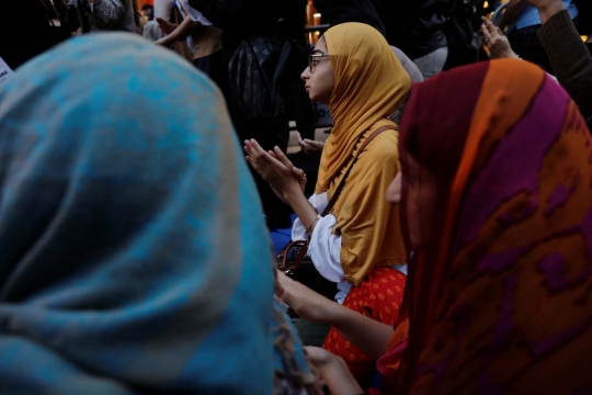 Aksi ratusan muslim New York buka puasa bersama di Trump Tower