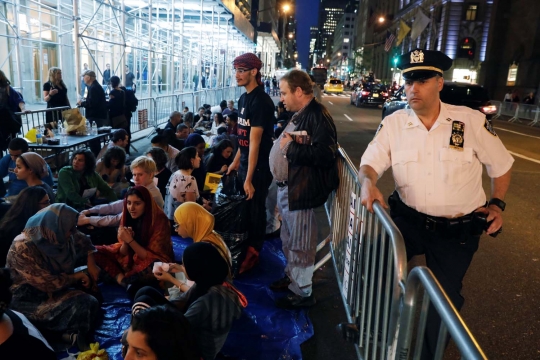 Aksi ratusan muslim New York buka puasa bersama di Trump Tower