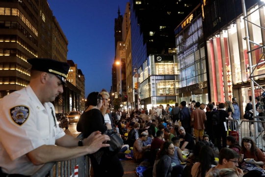 Aksi ratusan muslim New York buka puasa bersama di Trump Tower