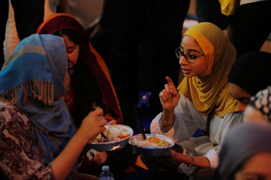 Aksi ratusan muslim New York buka puasa bersama di Trump Tower