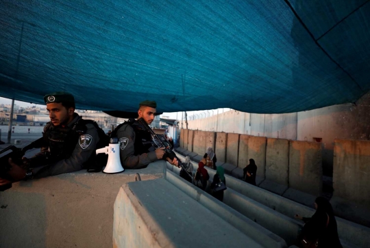 Susah payah warga Palestina beribadah ke Masjid Al-Aqsa