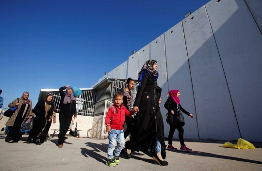 Susah payah warga Palestina beribadah ke Masjid Al-Aqsa
