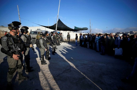 Susah payah warga Palestina beribadah ke Masjid Al-Aqsa