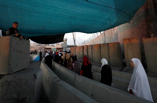 Susah payah warga Palestina beribadah ke Masjid Al-Aqsa