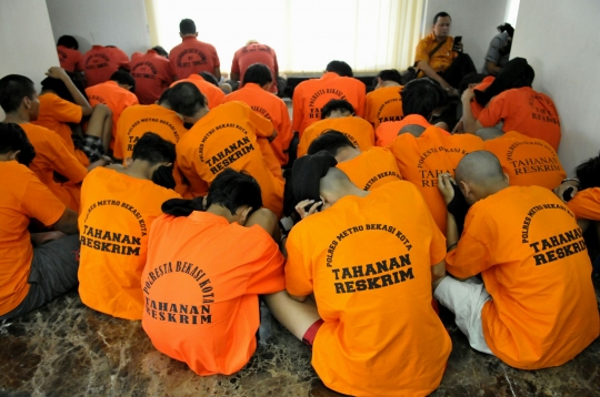 Ekspresi puluhan anggota geng motor yang ditangkap Polda Metro Jaya