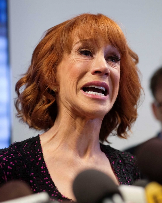 Isak tangis Kathy Griffin dipecat CNN akibat 'penggal' Trump