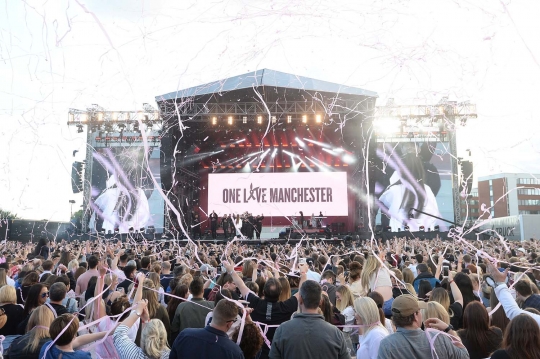 Ribuan orang banjiri konser amal Ariana Grande untuk Manchester