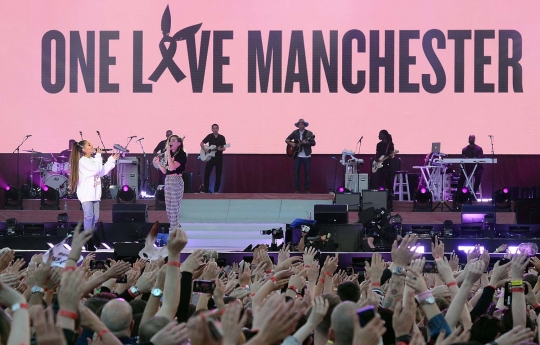 Ribuan orang banjiri konser amal Ariana Grande untuk Manchester