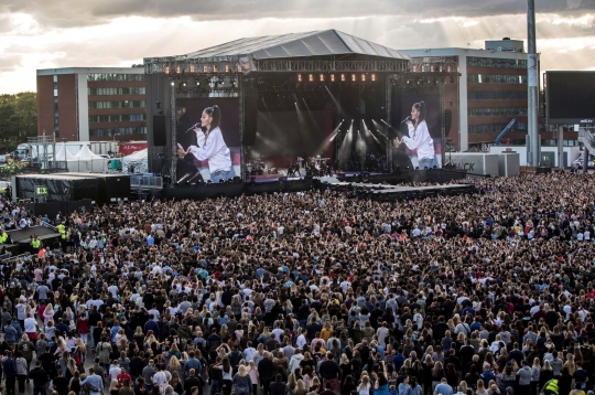 Ribuan orang banjiri konser amal Ariana Grande untuk Manchester