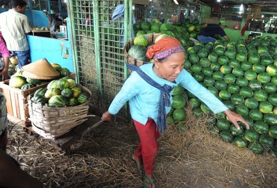 Berkah Ramadan, pedagang buah di Kramat Jati laris-manis