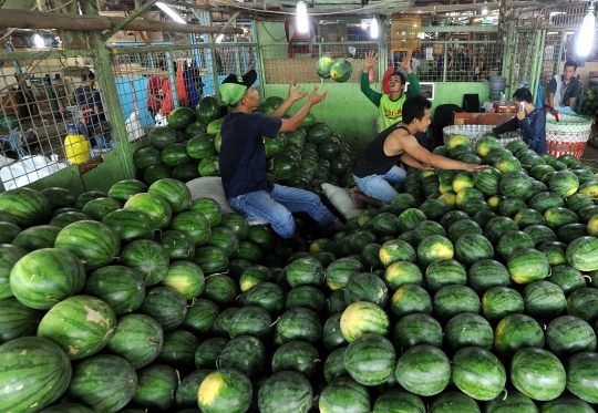 Berkah Ramadan, pedagang buah di Kramat Jati laris-manis