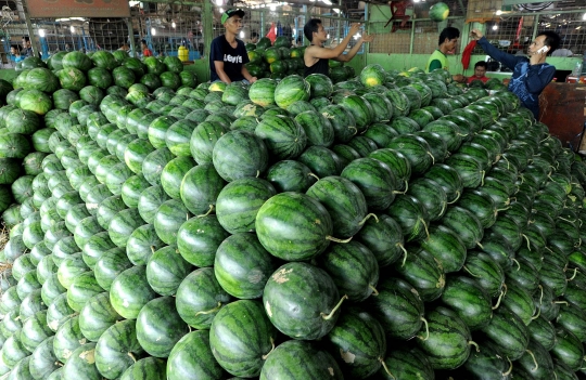 Berkah Ramadan, pedagang buah di Kramat Jati laris-manis