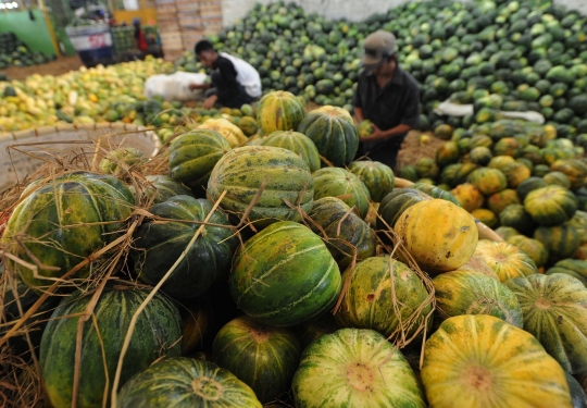 Berkah Ramadan, pedagang buah di Kramat Jati laris-manis