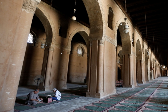 Nikmatnya beriktikaf di tengah ketenangan masjid tertua Mesir