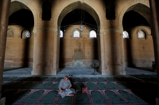 Nikmatnya beriktikaf di tengah ketenangan masjid tertua Mesir