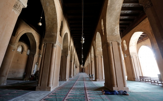 Nikmatnya beriktikaf di tengah ketenangan masjid tertua Mesir