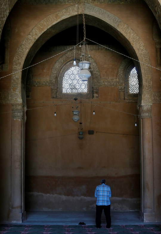 Nikmatnya beriktikaf di tengah ketenangan masjid tertua Mesir