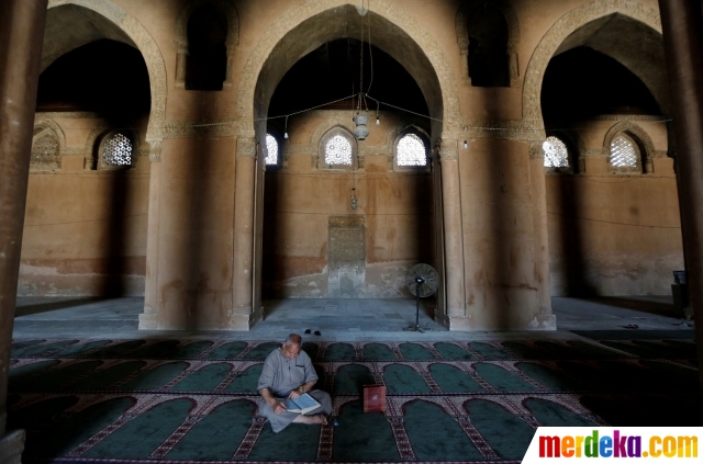 Foto : Nikmatnya beriktikaf di tengah ketenangan masjid 