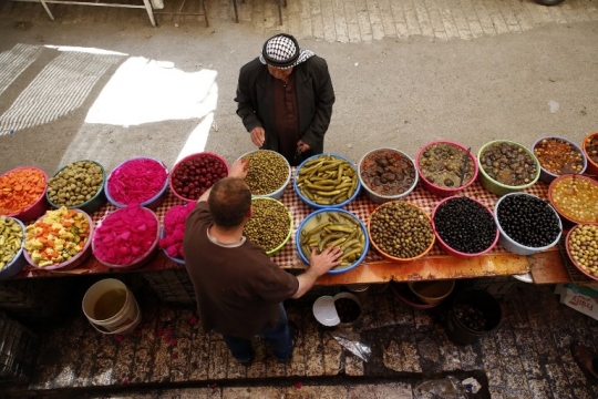 Warna-warni jajanan di pasar Ramadan Tepi Barat