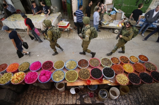 Warna-warni jajanan di pasar Ramadan Tepi Barat