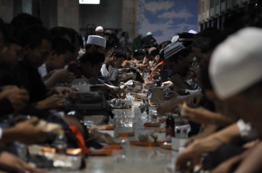 Kebersamaan ratusan muslim buka puasa di Masjid Istiqlal