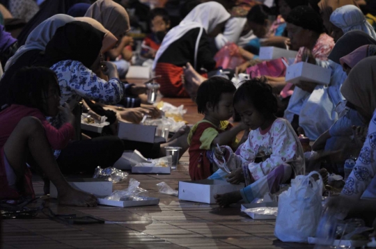 Kebersamaan ratusan muslim buka puasa di Masjid Istiqlal