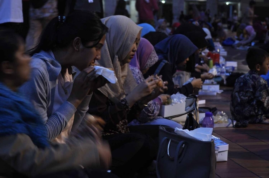 Kebersamaan ratusan muslim buka puasa di Masjid Istiqlal