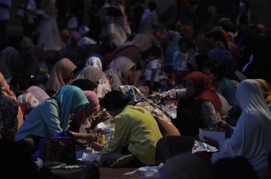 Kebersamaan ratusan muslim buka puasa di Masjid Istiqlal