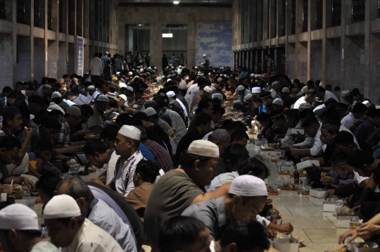 Kebersamaan ratusan muslim buka puasa di Masjid Istiqlal