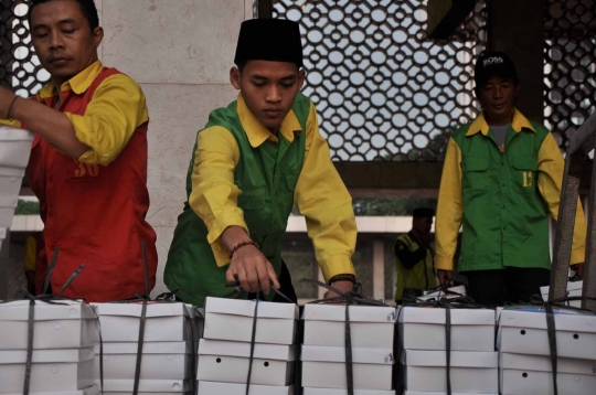 Kebersamaan ratusan muslim buka puasa di Masjid Istiqlal