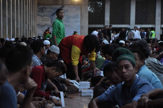 Kebersamaan ratusan muslim buka puasa di Masjid Istiqlal