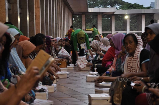 Kebersamaan ratusan muslim buka puasa di Masjid Istiqlal