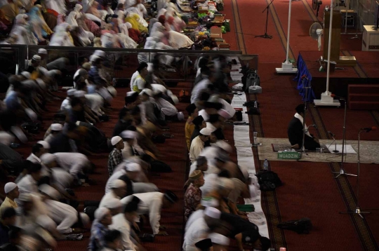 Kekhusyukan salat tarawih di Istiqlal