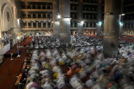 Kekhusyukan salat tarawih di Istiqlal