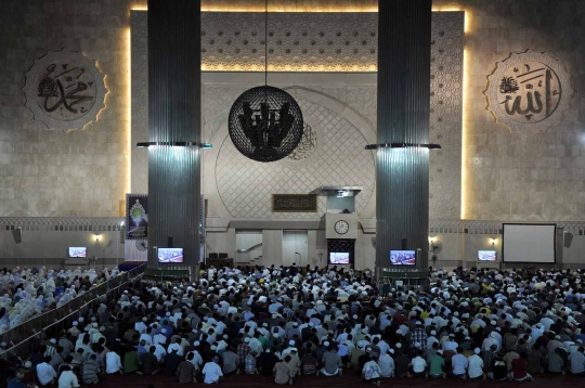 Kekhusyukan salat tarawih di Istiqlal