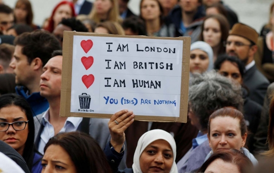 Puluhan muslim di London berikan penghormatan untuk korban teror