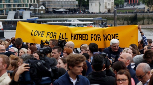 Puluhan muslim di London berikan penghormatan untuk korban teror