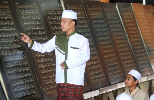 Bertadarus dengan Alquran seberat 1,2 ton