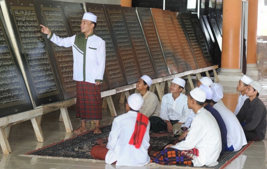 Bertadarus dengan Alquran seberat 1,2 ton
