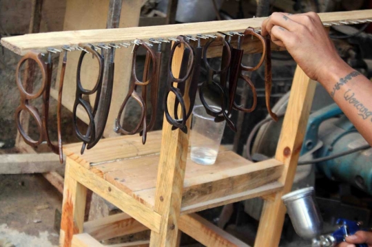 Intip produksi Sahawood, frame kacamata kayu yang mendunia di Malang