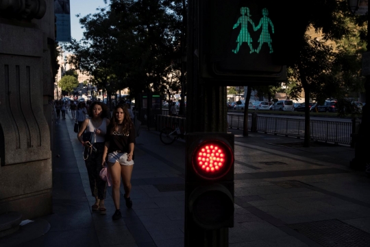 Penampakan lampu lalu-lintas khusus pasangan sesama jenis di Madrid