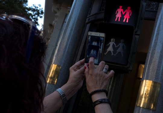 Penampakan lampu lalu-lintas khusus pasangan sesama jenis di Madrid