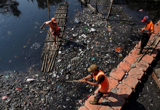 Potret suram Kali Sekretaris dipenuhi tumpukan sampah