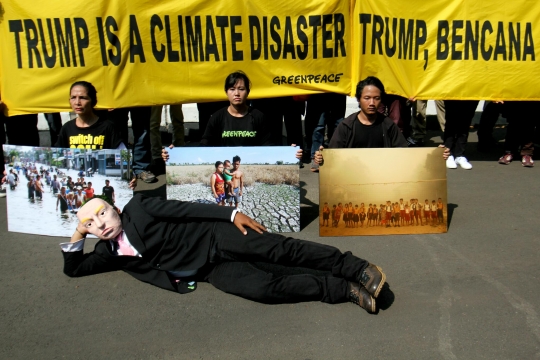 Aksi Greenpeace kecam Donald Trump