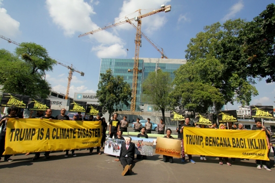 Aksi Greenpeace kecam Donald Trump