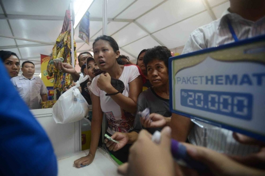 Ratusan warga serbu pasar murah Kemendag