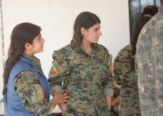 Patroli wanita-wanita tangguh Yazidi di Pegunungan Sinjar Irak