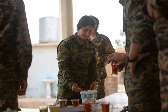 Patroli wanita-wanita tangguh Yazidi di Pegunungan Sinjar Irak