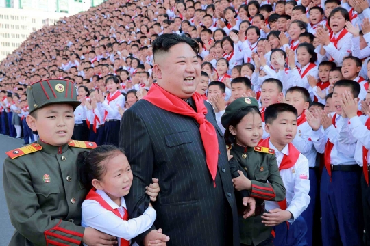 Kedekatan Kim Jong-un dengan anak-anak Serikat Korea