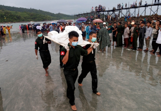 Evakuasi korban pesawat militer Myanmar yang jatuh di Laut Andaman